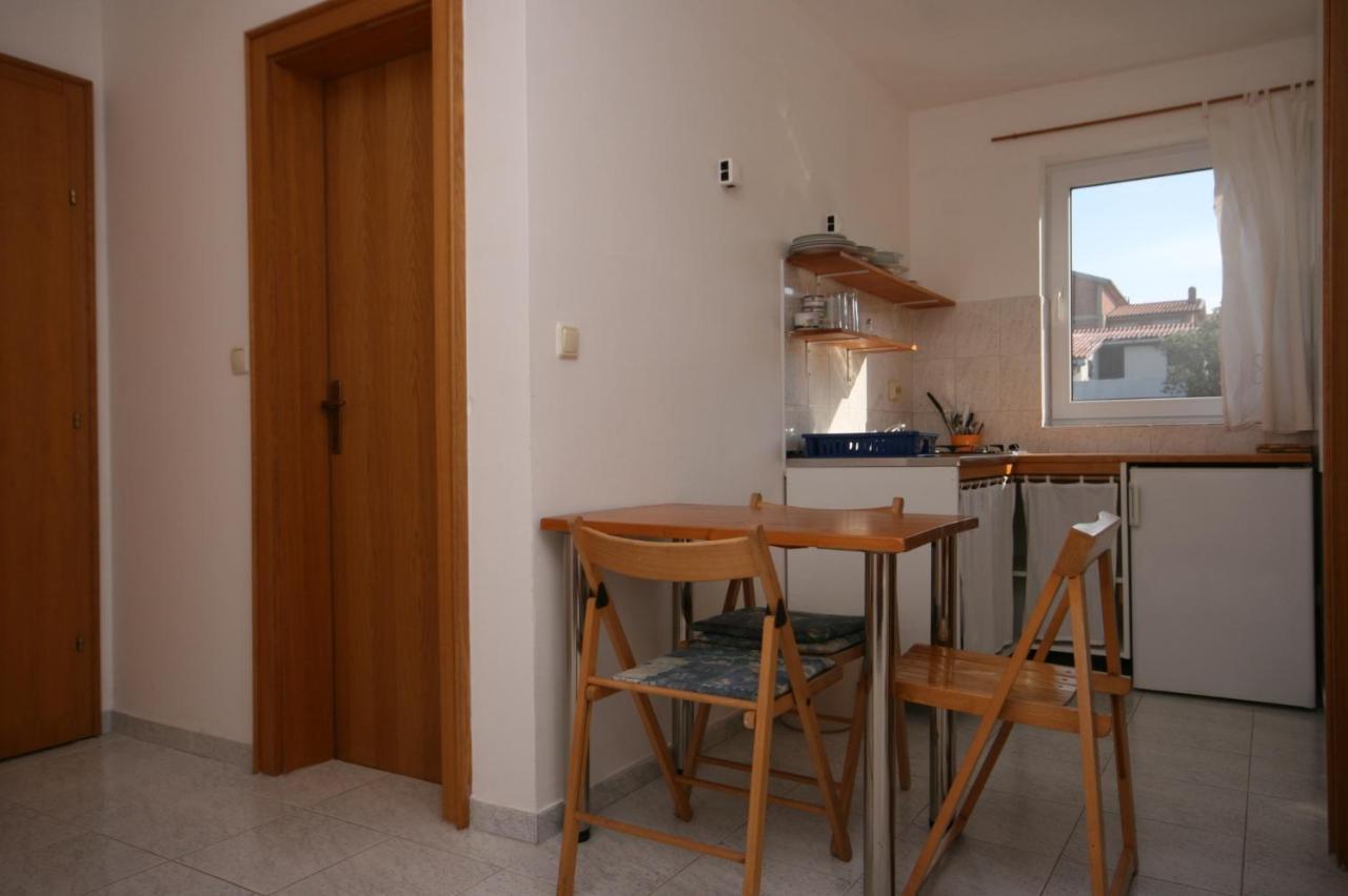 Apartments With A Parking Space Mandre, Pag - 6405 Kolan Extérieur photo