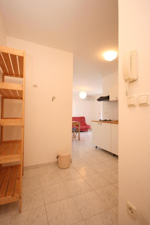 Apartments With A Parking Space Mandre, Pag - 6405 Kolan Extérieur photo